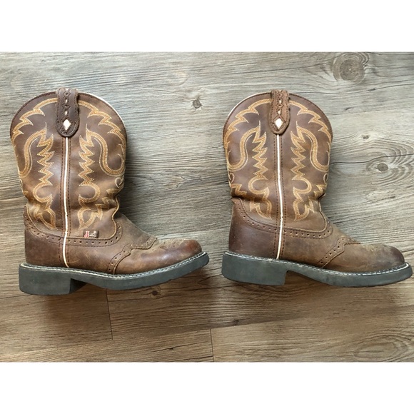 round tip cowboy boots